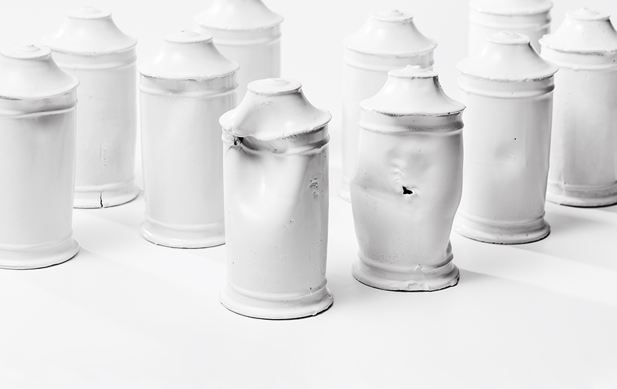 Sueños contenidos, 2019. Porcelana y esmalte blanco satinado, medidas variables (Sara Biassu) slider